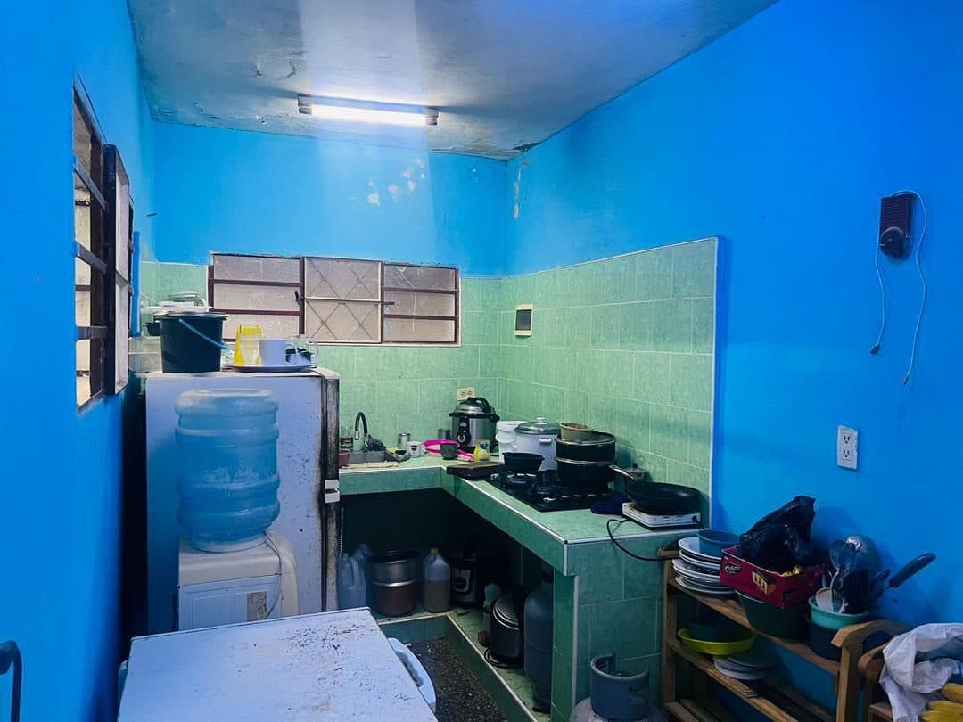 🏡 SE VENDE CASA (BAJOS) EN MARIANAO 🏡 💰 15,000 USD(con dinero en mano se ajustan a 13,000) 📍 Ubicada en: 31 / 124 y 126 #12422, Marianao. A solo 2 cuadras y media del cuerpo de guardia del hospital militar. • Puerta de calle • Portal • Sala • 3 cuartos grandes • 2 baños • Cocina–comedor • Patio enrejado • Tanque con motor • Quiguan (agua fría y caliente) • Contrato de gas • Cocina empotrada de 4 hornillas ⚡ Se deja planta eléctrica, con rendimiento aproximado de 2 horas y media por litro (puede variar según el consumo conectado). 📌 Buena opción para familia que busca casa independiente y cómoda en Marianao. Wendy Trujillo GRUPO SOTO INMOBILIARIA Interesados al PV 59 21 23 25