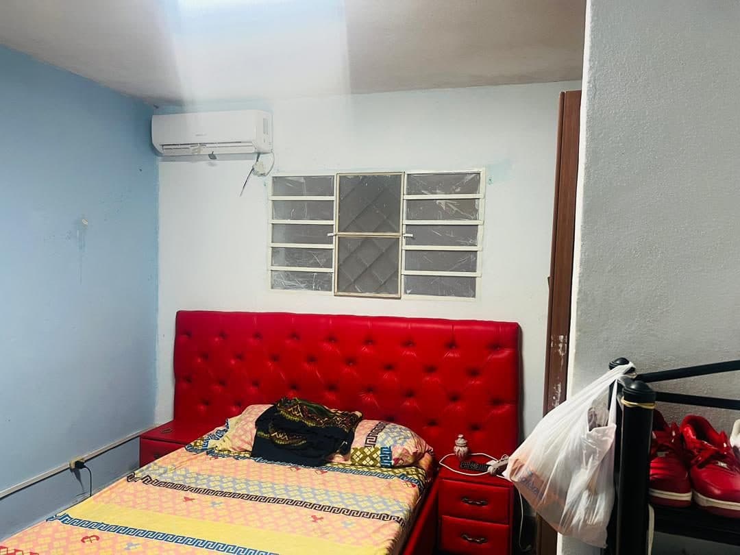 🏡 SE VENDE CASA (BAJOS) EN MARIANAO 🏡 💰 15,000 USD(con dinero en mano se ajustan a 13,000) 📍 Ubicada en: 31 / 124 y 126 #12422, Marianao. A solo 2 cuadras y media del cuerpo de guardia del hospital militar. • Puerta de calle • Portal • Sala • 3 cuartos grandes • 2 baños • Cocina–comedor • Patio enrejado • Tanque con motor • Quiguan (agua fría y caliente) • Contrato de gas • Cocina empotrada de 4 hornillas ⚡ Se deja planta eléctrica, con rendimiento aproximado de 2 horas y media por litro (puede variar según el consumo conectado). 📌 Buena opción para familia que busca casa independiente y cómoda en Marianao. Wendy Trujillo GRUPO SOTO INMOBILIARIA Interesados al PV 59 21 23 25 — foto 10