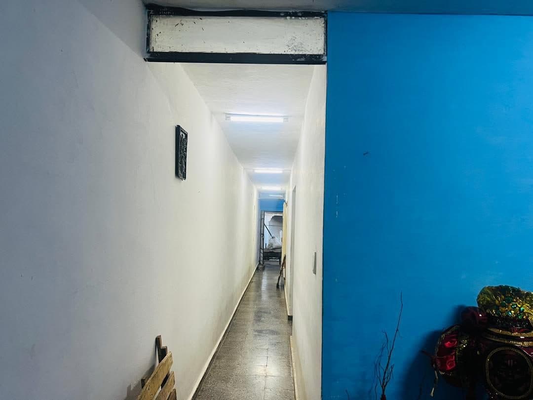 🏡 SE VENDE CASA (BAJOS) EN MARIANAO 🏡 💰 15,000 USD(con dinero en mano se ajustan a 13,000) 📍 Ubicada en: 31 / 124 y 126 #12422, Marianao. A solo 2 cuadras y media del cuerpo de guardia del hospital militar. • Puerta de calle • Portal • Sala • 3 cuartos grandes • 2 baños • Cocina–comedor • Patio enrejado • Tanque con motor • Quiguan (agua fría y caliente) • Contrato de gas • Cocina empotrada de 4 hornillas ⚡ Se deja planta eléctrica, con rendimiento aproximado de 2 horas y media por litro (puede variar según el consumo conectado). 📌 Buena opción para familia que busca casa independiente y cómoda en Marianao. Wendy Trujillo GRUPO SOTO INMOBILIARIA Interesados al PV 59 21 23 25 — foto 9