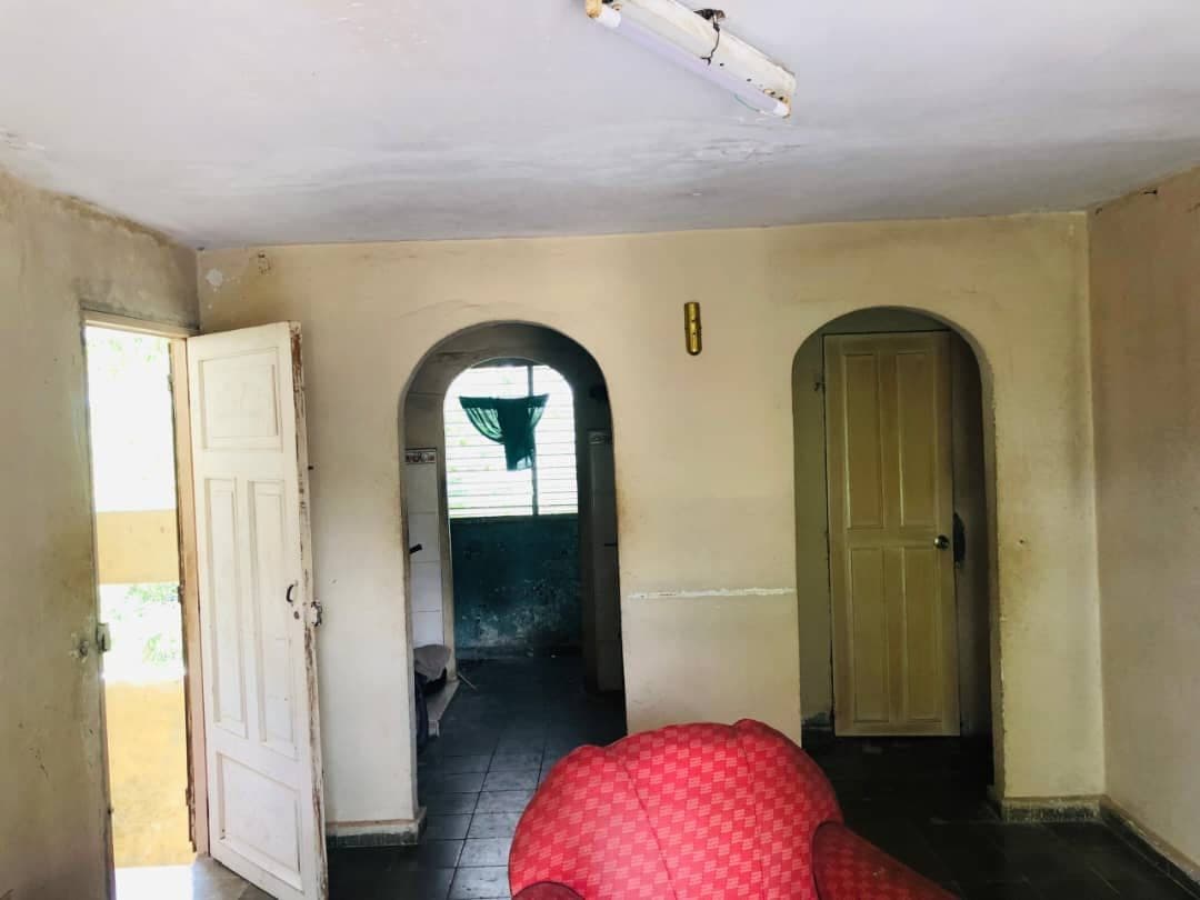 Casa de dos habitaciones, con balcón, 4to piso con baño y meseta enchapada y todo emberjado.