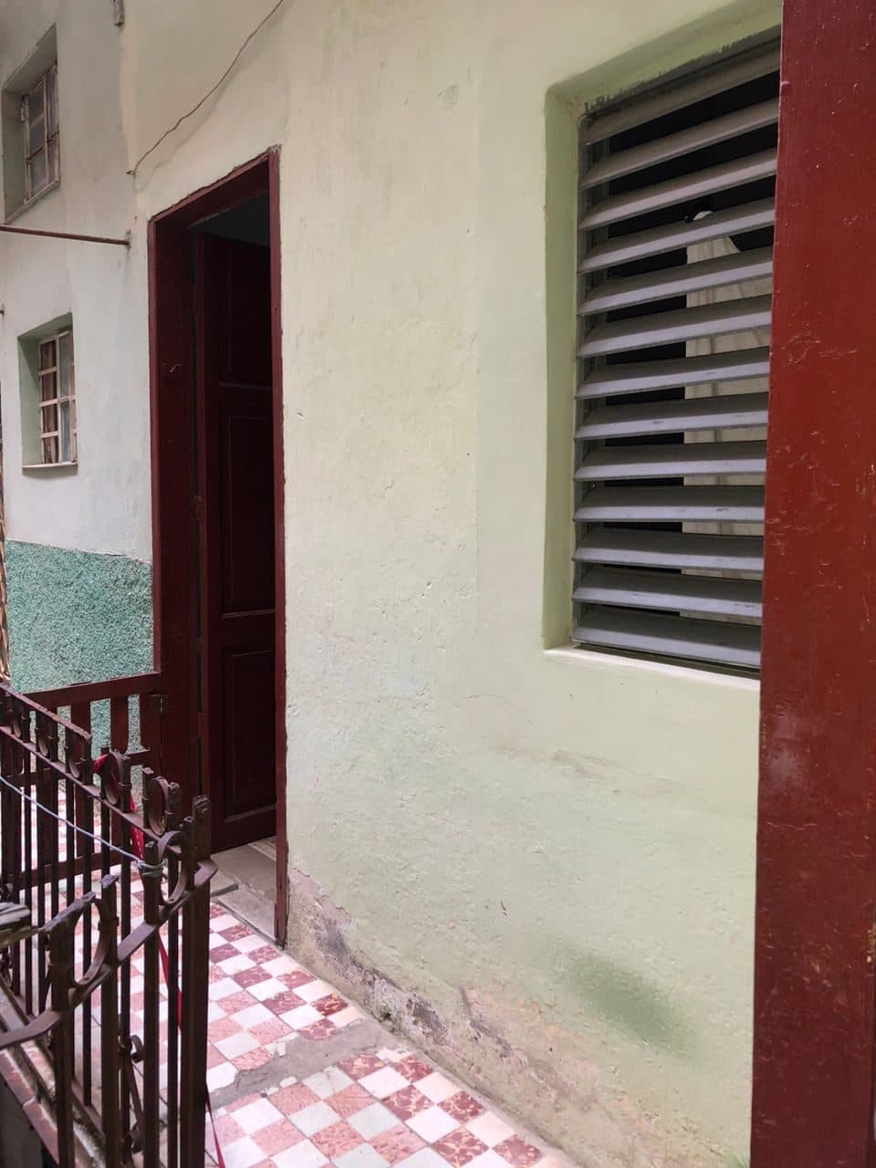 SE VENDE O SE PERMUTA APTO EN C.Habana EN CALLE LEALTAD A UNAS CUADRAS DEL AMEIJEIRAS