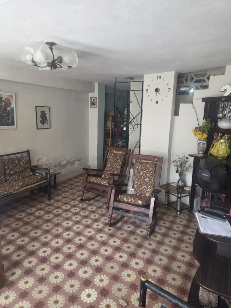 Casa de 3 Habitaciones, puerta a calle.