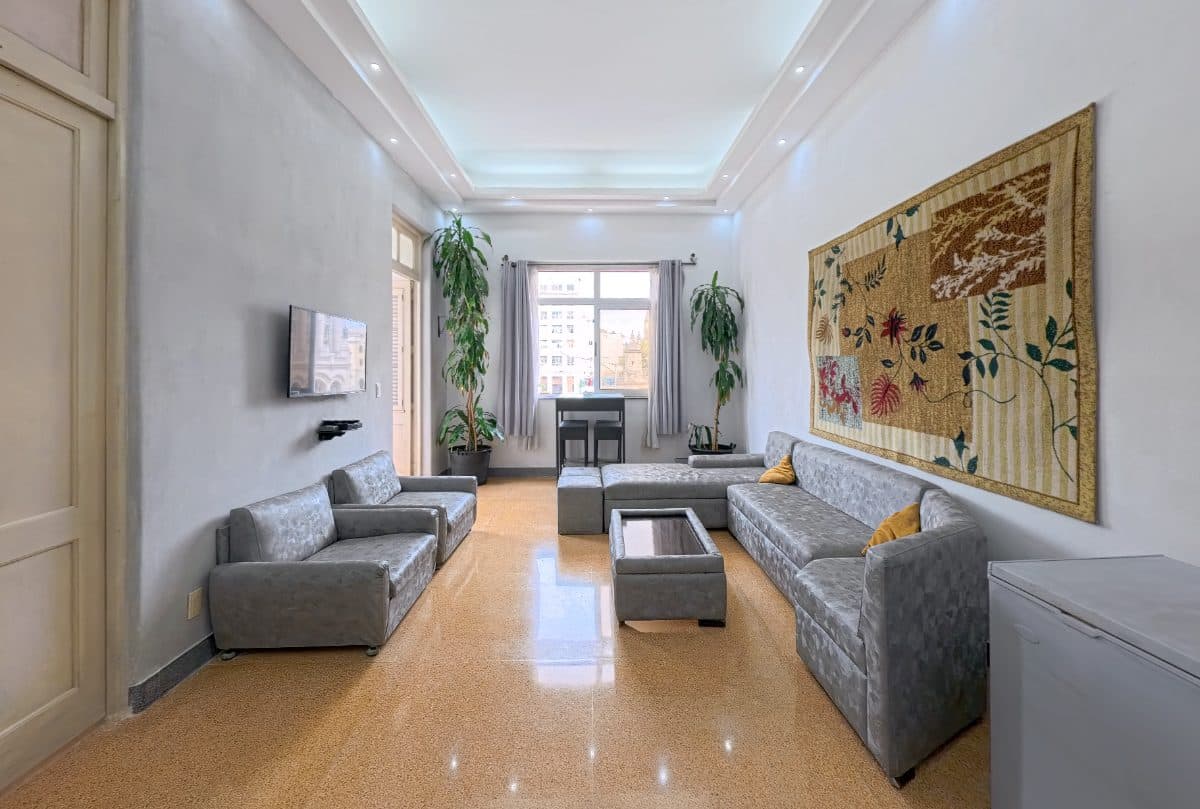 Apartamento completo de dos habitaciones frente al Museo de la Revolución, al lado de la Embajada Española