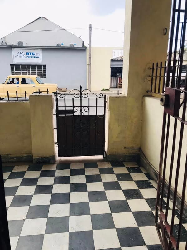 Casa independiente en Marianao, puerta de calle.