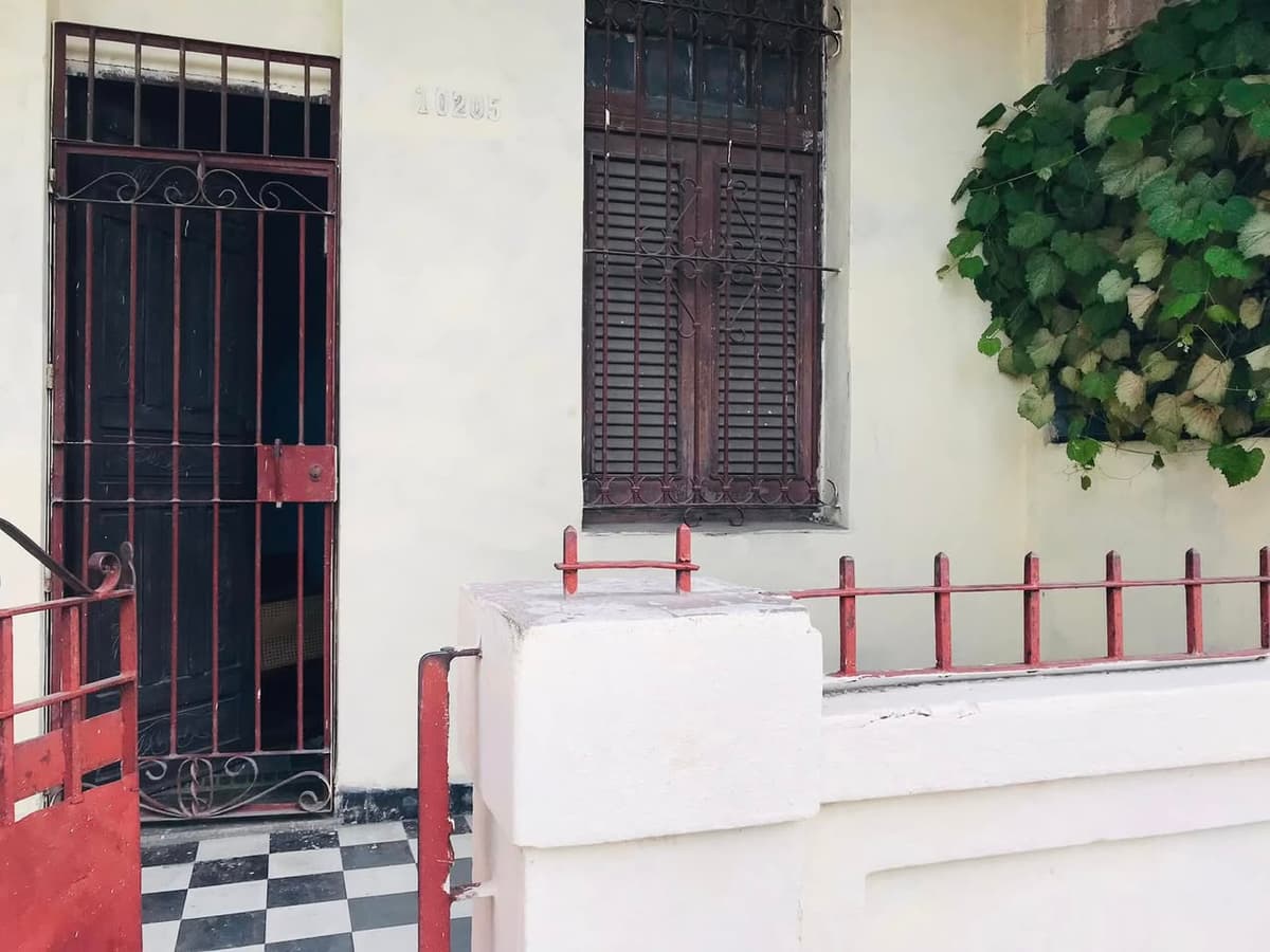 Casa independiente en Marianao, puerta de calle.