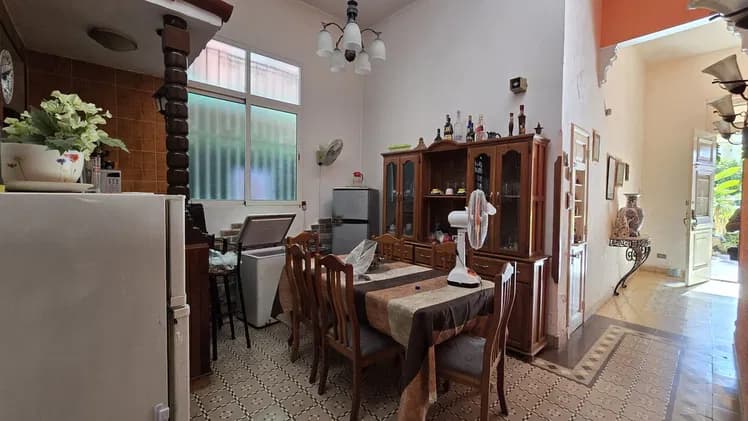 Casa independiente en Vedado, La Habana - 4 habitaciones, garaje y jardín